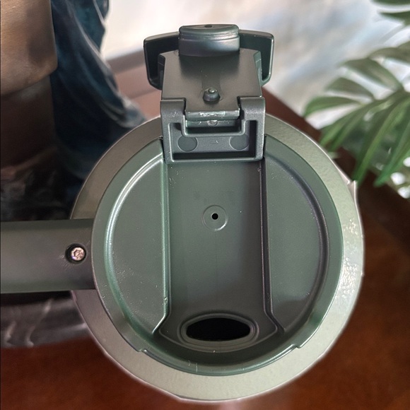 Stanley Adventure Tough-To-Tip Admiral's Mug | 20 OZ ~ Hammertone Green - Picture 4 of 6